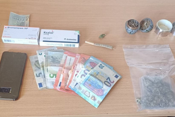 Policija pretresla stan Nikšićanina: Pronašli četiri vrste opojnih droga Policija pretresla stan Nikšićanina: Pronašli četiri vrste opojnih droga