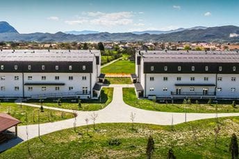 Uhapšen korisnik Doma starih Nikšić: Osumnjičen da je seksualno uznemiravao korisnicu usluga te ustanove Uhapšen korisnik Doma starih Nikšić: Osumnjičen da je seksualno uznemiravao korisnicu usluga te ustanove