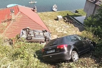 BiH: Dva automobila sletjela s puta, jedan završio na krovu vikendice BiH: Dva automobila sletjela s puta, jedan završio na krovu vikendice