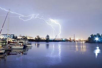Italija: U udaru groma povrijeđene tri osobe Italija: U udaru groma povrijeđene tri osobe