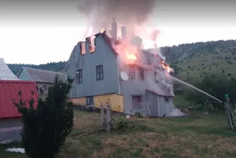 Uprkos naporima vatrogasaca: Porodična kuća u Pljevljima izgorjela do temelja Uprkos naporima vatrogasaca: Porodična kuća u Pljevljima izgorjela do temelja