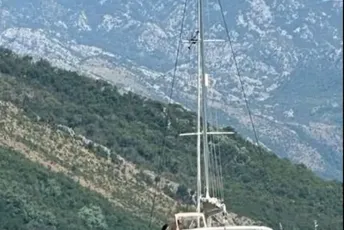 Dron Ministarstva pomorstva udario i zapetljao se u jarbole katamarana, turisti doživjeli šok Dron Ministarstva pomorstva udario i zapetljao se u jarbole katamarana, turisti doživjeli šok