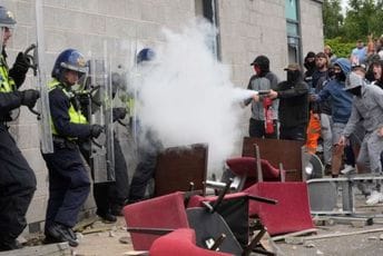 Sve veće nasilje u Engleskoj: Huligani zapalili hotel u kojem su navodno azilanti Sve veće nasilje u Engleskoj: Huligani zapalili hotel u kojem su navodno azilanti