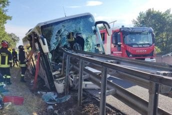 Italija: 60 povrijeđenih u nezgodi, bankina prošla kroz autobus Italija: 60 povrijeđenih u nezgodi, bankina prošla kroz autobus