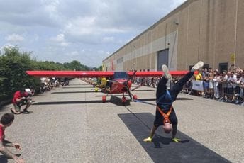 Vukao tri aviona dok je hodao na rukama (VIDEO) Vukao tri aviona dok je hodao na rukama (VIDEO)