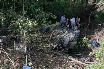 Udes u Virpazaru: Povrijeđene dvije osobe, vozilo sletjelo s puta Udes u Virpazaru: Povrijeđene dvije osobe, vozilo sletjelo s puta