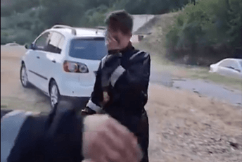 Vatrogasac u Tivtu ugasio prvi požar, evo šta su mu uradile kolege (VIDEO) Vatrogasac u Tivtu ugasio prvi požar, evo šta su mu uradile kolege (VIDEO)