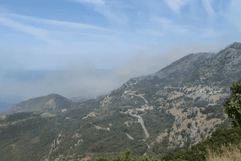 (VIDEO) Požar iznad Reževića se spušta ka Jadranskoj magistrali (VIDEO) Požar iznad Reževića se spušta ka Jadranskoj magistrali