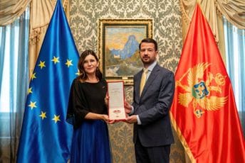 Milatović odlikovao Popu: Vrata su nam širom otvorena za ulazak u EU, na nama je da što prije prođemo kroz njih Milatović odlikovao Popu: Vrata su nam širom otvorena za ulazak u EU, na nama je da što prije prođemo kroz njih