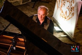 Serijal koncerata na KotorArtu: Kemal Gekić uz Ramba Amadeusa u Crkvi Sv. Duha izvodi „Smrt Samil-age Čengića“ Serijal koncerata na KotorArtu: Kemal Gekić uz Ramba Amadeusa u Crkvi Sv. Duha izvodi „Smrt Samil-age Čengića“