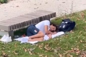 (VIDEO) Snimak podigao "prašinu": Olimpijski šampion spavao pored klupe u parku (VIDEO) Snimak podigao "prašinu": Olimpijski šampion spavao pored klupe u parku