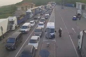 Gužve na pojedinim graničnim prelazima: Čekanje u kolonama neminovno Gužve na pojedinim graničnim prelazima: Čekanje u kolonama neminovno