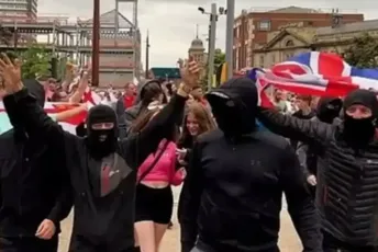 U Britaniji zbog nereda uhapšeno 378 osoba U Britaniji zbog nereda uhapšeno 378 osoba