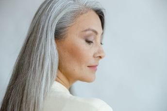 Uz ove trikove će sijeda kosa biti mekana, sjajna i njegovana Uz ove trikove će sijeda kosa biti mekana, sjajna i njegovana