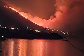 Reževići: Vatrogasci branili kuće i pumpu, sada je situacija bolja Reževići: Vatrogasci branili kuće i pumpu, sada je situacija bolja