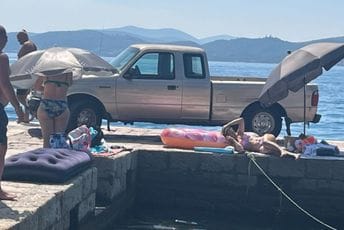 Baošići: Kamionet na pjeni od mora, parkiran iznad glava kupača Baošići: Kamionet na pjeni od mora, parkiran iznad glava kupača