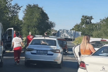 Pančevo: Državljanin Crne Gore osumnjičen da je izazvao lančani sudar u kojem je stradala jedna osoba Sa mjesta nesreće