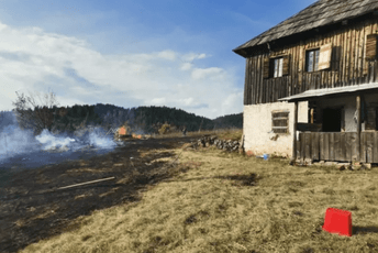 Pljevlja: Izgorjeli pomoćni objekti, vlasnik uspio spasiti kuću Pljevlja: Izgorjeli pomoćni objekti, vlasnik uspio spasiti kuću