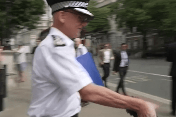 (VIDEO) Načelnik londonske policije zgrabio novinarov mikrofon i bacio ga na tlo (VIDEO) Načelnik londonske policije zgrabio novinarov mikrofon i bacio ga na tlo