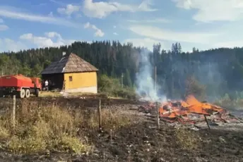 Pljevlja: Izgorjela dva pomoćna objekta, vatrogasci spriječili širenje vatre na porodičnu kuću Pljevlja: Izgorjela dva pomoćna objekta, vatrogasci spriječili širenje vatre na porodičnu kuću