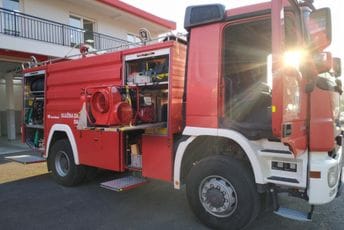 Požare gase sa tri dotrajala vozila Požare gase sa tri dotrajala vozila