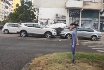 Nevrijeme u Podgorici: Dio fasade pao na parkirana kola
