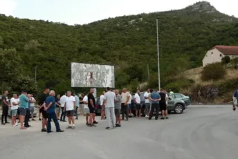 Mještani Straševine i Kličeva protestovali zbog istovaranja otpada: Zahtijevaju od nadležnih da ga uklone Mještani Straševine i Kličeva protestovali zbog istovaranja otpada: Zahtijevaju od nadležnih da ga uklone