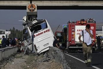 Turska: Najmanje devet poginulih u udaru autobusa u stub mosta Najmanje devet poginulih u udaru autobusa u stub mosta