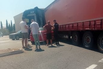Podgorica: Udes na kružnom toku kod KIPS-a, sudarili se šleper i automobil Podgorica: Udes na kružnom toku kod KIPS-a, sudarili se šleper i automobil