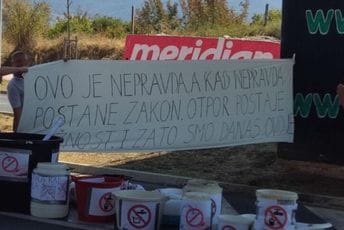 Mještani Kuća Rakića blokirali put Podgorica – Tuzi, tvrde da je direktor Vodovoda Tuzi odbio da ih primi Mještani Kuća Rakića blokirali put Podgorica – Tuzi, tvrde da je direktor Vodovoda Tuzi odbio da ih primi