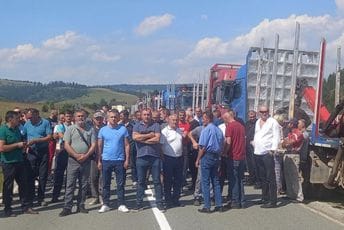 Drvoprerađivači blokirali i put kod Pljevalja, jedan od njih prethodno morao u policiju Drvoprerađivači blokirali i put kod Pljevalja, jedan od njih prethodno morao u policiju