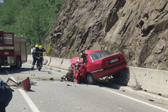 Sudar autobusa podgoričkih tablica i automobila u Srbiji: Poginula jedna osoba Sudar autobusa podgoričkih tablica i automobila u Srbiji: Poginula jedna osoba