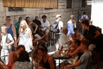 Zbog gostiju sa kruzera grad otežano funkcioniše: Kotor pod 'opsadom' turista (VIDEO) Zbog gostiju sa kruzera grad otežano funkcioniše: Kotor pod 'opsadom' turista (VIDEO)