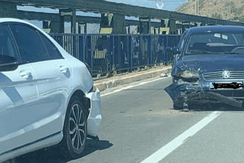 Saobraćajna nezgoda na mostu Tanki rt: U sudaru tri automobila povrijeđene dvije osobe Saobraćajna nezgoda na mostu Tanki rt: U sudaru tri automobila povrijeđene dvije osobe