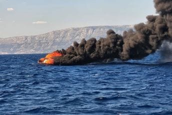 Hrvatska: Zapalio se brod kod ostrva Mljet (FOTO) Hrvatska: Zapalio se brod kod ostrva Mljet (FOTO)