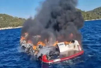 Drama kod hrvatskog ostrva: Iz zapaljenog glisera spašeno šestoro izletnika iz Mostara Drama kod hrvatskog ostrva: Iz zapaljenog glisera spašeno šestoro izletnika iz Mostara