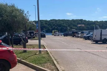 Katastrofa u Hrvatskoj: Poginula dva mornara, prikliještila ih rampa trajekta Katastrofa u Hrvatskoj: Poginula dva mornara, prikliještila ih rampa trajekta