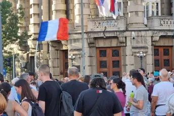 Novi protest u Beogradu: Blokirana i raskrsnica, traže puštanje uhapšenih aktivista Novi protest u Beogradu: Blokirana i raskrsnica, traže puštanje uhapšenih aktivista