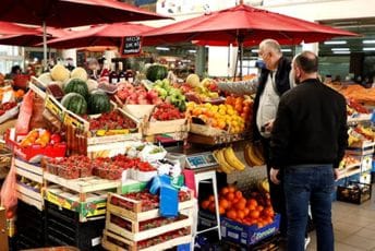 Ovo su cijene na podgoričkoj pijaci: Breskve tri eura, kupine šest, drenjine 2.5 eura...