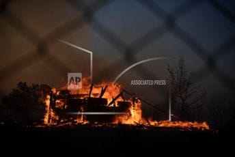 Požar kod Atine - plamen dostizao visinu veću od 25 metara Požar kod Atine - plamen dostizao visinu veću od 25 metara