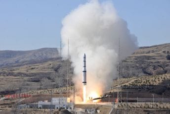 Kineska raketa se raspala u orbiti, njeni dijelovi će decenijama padati na Zemlju Kineska raketa se raspala u orbiti, njeni dijelovi će decenijama padati na Zemlju