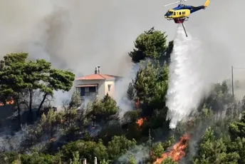 (FOTO/VIDEO) Vjetar razbuktava vatrenu stihiju kod Atine, evakuisane bolnice i stanovništvo (FOTO/VIDEO) Vjetar razbuktava vatrenu stihiju kod Atine, evakuisane bolnice i stanovništvo
