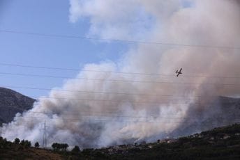Požar kod Solina u Hrvatskoj, vatrom zahvaćeno 150 hektara borove šume Požar kod Solina u Hrvatskoj, vatrom zahvaćeno 150 hektara borove šume