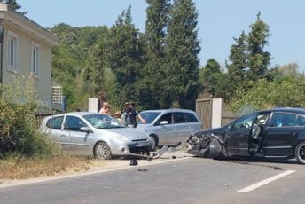 Udes na putnom pravcu Budva-Tivat: Stvorile se velike kolone i prolazi se naizmjenično Udes na putnom pravcu Budva-Tivat: Stvorile se velike kolone i prolazi se naizmjenično