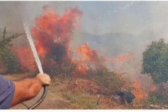 (VIDEO) Pogledajte akciju gašenja požara u Zeti: Vatrena stihija već četvrti dan guta sve pred sobom (VIDEO) Pogledajte akciju gašenja požara u Zeti: Vatrena stihija već četvrti dan guta sve pred sobom