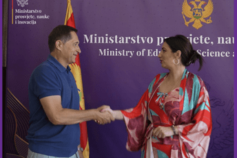 Ministarstvo prosvjete i Osmanagić potpisali ugovor: Za prevoz učenika 21 vozilo Ministarstvo prosvjete i Osmanagić potpisali ugovor: Za prevoz učenika 21 vozilo