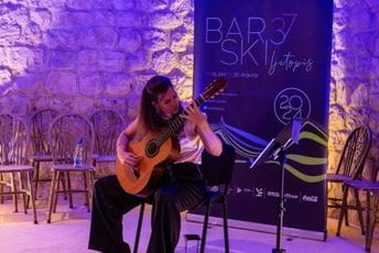 Barski ljetopis: Ljubitelji klasične gitare uživali u koncertu gitaristkinje Jelice Mijanović Barski ljetopis: Ljubitelji klasične gitare uživali u koncertu gitaristkinje Jelice Mijanović