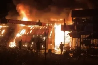 Veliki požar kod Prištine: Ima povrijeđenih, izgorjele desetine vozila Veliki požar kod Prištine: Ima povrijeđenih, izgorjele desetine vozila