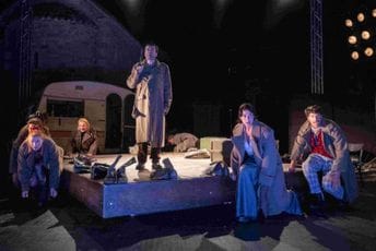 "Švejk" Veljka Mićunovića na Gradu teatru: Nestanak struje simbolično upotpunio upečatljivu izvedbu ansambla BDP-a "Švejk" Veljka Mićunovića na Gradu teatru: Nestanak struje simbolično upotpunio upečatljivu izvedbu ansambla BDP-a