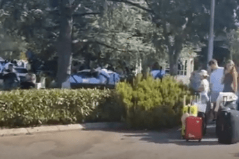 Gužva na tivatskom aerodromu: Putnici se žale zbog čekanja i vrućine Gužva na tivatskom aerodromu: Putnici se žale zbog čekanja i vrućine